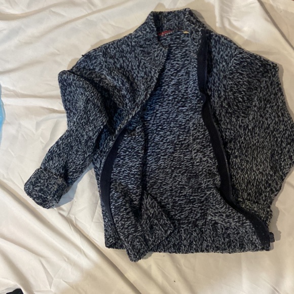 Sweater size medium - Picture 2 of 2